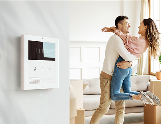 2N.9138511 2N, Clip, video intercom binnenpost met 4,3 inch kleurenscherm met een resolutie van 480x272 en 3 capacitieve knoppen. Geïntegreerde 2W luidspreker, PoE en bel input.